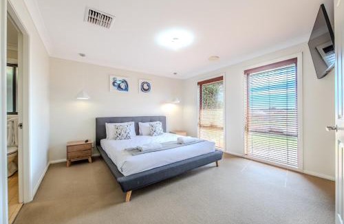 Dubbo House | Under the Grapevines with Pool & BBQ