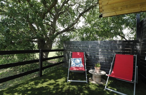 Congresbury Cottage | UNDER THE OAK TREE SHEPHERD'S HUT, pet friendly in Congresbury