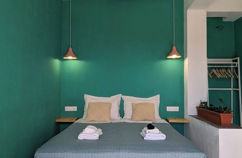 Ano Meria Bed & Breakfast | Under The Palm Tree Boutique Studios