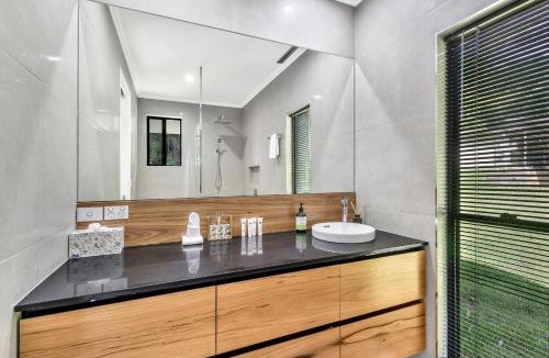Woombye House | Under the Pecans - 2BR Retreat with Peaceful Scenic Views