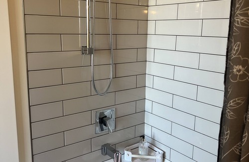 Bear Mountain Resort Condo | Unique 13ft ceiling condo/golf club/fitness facilities/outdoor pool/hiking 👍