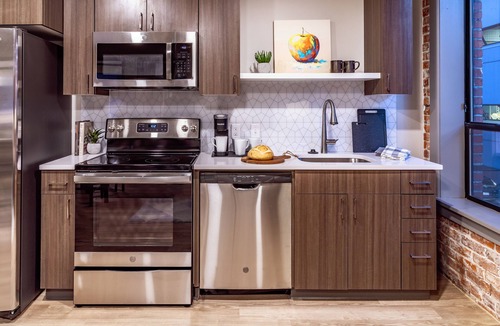 Riverside Apartment | Unique 2 Bed Riverfront Park Travel Apartment