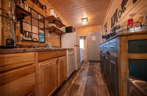 Hatfield House | Unique 2 BR Spacious Cottage Repurposed Ostrich Barn with fishing pond & boat.