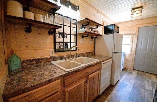 Hatfield House | Unique 2 BR Spacious Cottage Repurposed Ostrich Barn with fishing pond & boat.