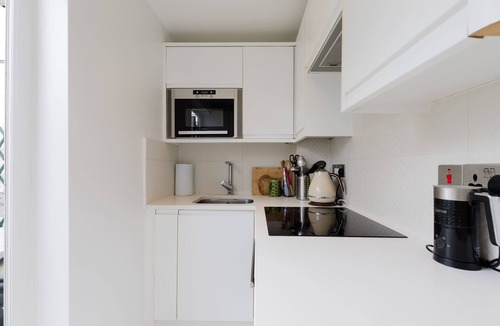 Shaftesbury Apartment | Unique 2BD Flat with Patio and Study in Battersea