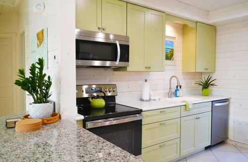 Little Venice House | Unique 2BR Home With King Bed, Kitchen, Outdoor Shower, Space For Boat/Trailer.