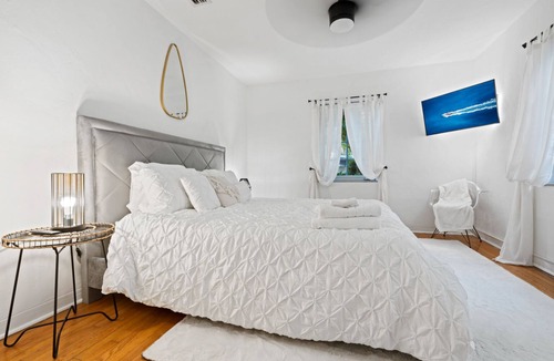 Seybold Villa | Unique 3bd Villa / 7 Seats hot tub / Sleeps 8