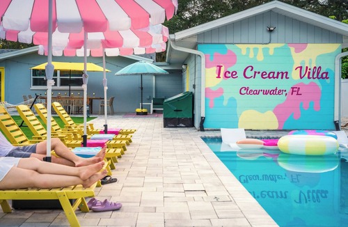 Largo House | Unique 6 BR Ice Cream Villa, Heated Pool, 15mins to Clearwater Beach, Pickleball