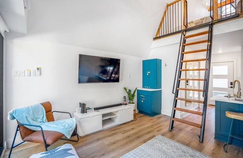 South Central Houston Apartment | Unique A-frame Tiny House - 2 km from FIFA Fest