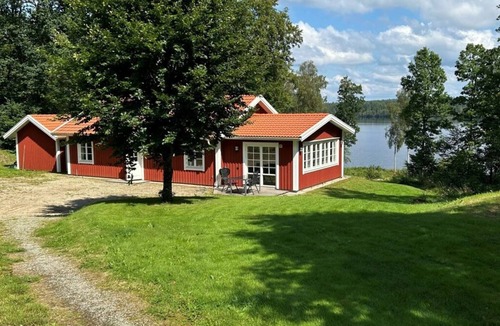 Sjuhult House | Unique accommodation in tranquility with stunning lake views!
