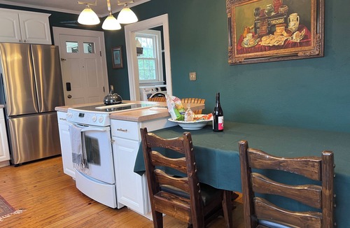 Sans Souci House | Unique and charming bungalow 5 min to DT, SRT, TR with clawfoot tub