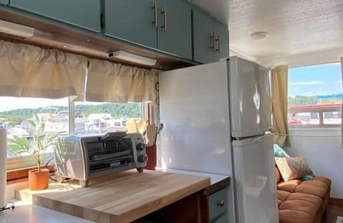 Sabula Boat Rental | Unique and Serene "Sunset" Houseboat for 4