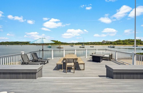 North Falmouth House | Unique and Spacious 5-bedroom house, guest house in lovely Falmouth with AC WiFi