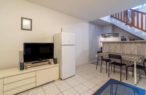 Saint-Thibery Apartment | Unique Apartment with Parking and Wi-Fi