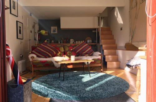 Pewsey Apartment | Unique Artists studio with a private garden.