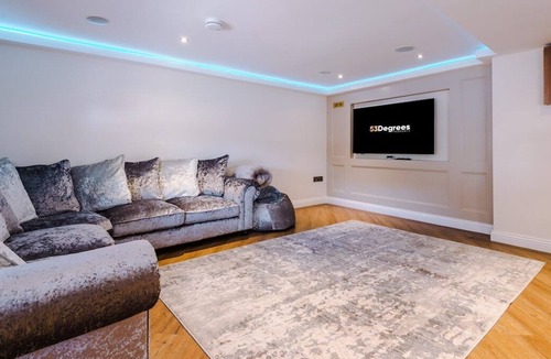 Tarporley House | Unique Barn with Pool Table & Private Bar | 53 Degrees Property | Sleeps 4