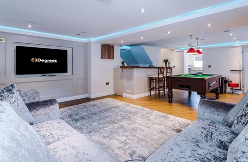 Tarporley House | Unique Barn with Pool Table & Private Bar | 53 Degrees Property | Sleeps 4