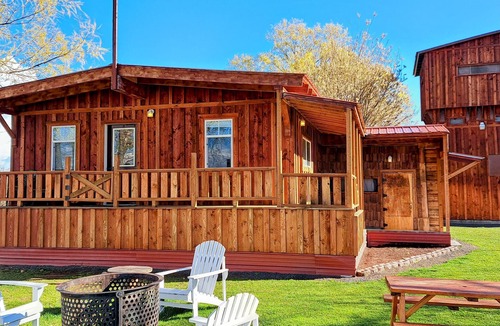 Milton-Freewater Cabin | Unique Cabin Oasis: Fully-Gated, Pet-Friendly, King Bed