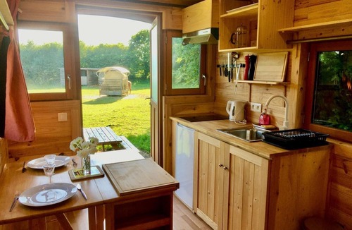 La Chapelle-Cecelin Apartment | Unique caravan stay with horses, wifi included