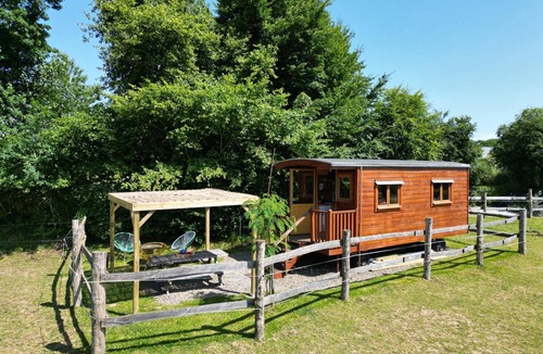 La Chapelle-Cecelin Apartment | Unique caravan stay with horses, wifi included