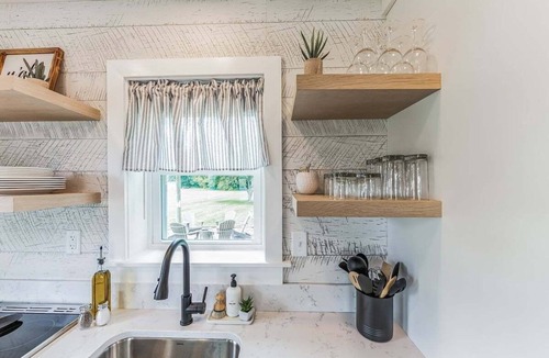 Honey Brook House | Unique Cottage + King Bed + Kids toy room