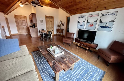 Hunt Cottage | Unique cottage on Silver Lake. Golfing, boating, hiking and more!