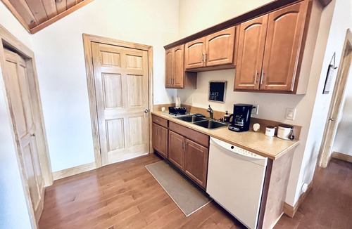 Hunt Cottage | Unique cottage on Silver Lake. Golfing, boating, hiking and more!