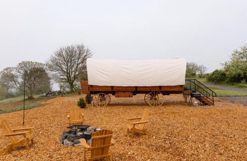 Waterfall House | Unique Covered Wagon Tiny Home - Fire Pit - Grill - Stargazing - Sunrises - Glamping