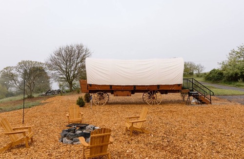 Waterfall House | Unique Covered Wagon Tiny Home | Beautiful Sunrises - Fire Pit - Grill - Stargazing - Glamping