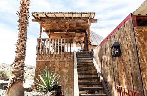 Morongo Valley House | Unique Desert Experience for a Romantic Getaway Ideal for Exotic Animal Lovers in Morongo Valley, California.