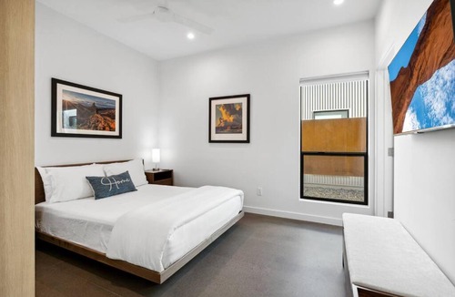 Camelback East Apartment | Unique Design 1-bedroom Apartment - 80 Walkscore!