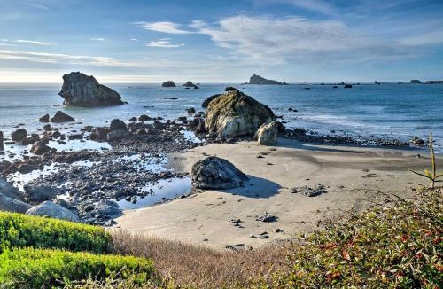 Crescent City North House | Unique Dog-Friendly Log Cabin: Short Walk to Ocean