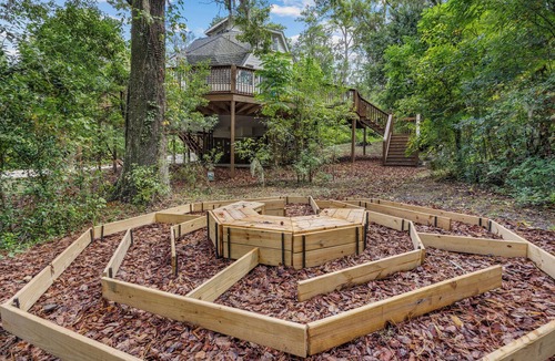 Gainesville House | Unique Dome Retreat w/Deck - Near Downtown Gainesville & 1 mile to UF Stadium