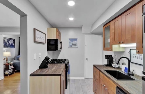 Potomac West House | Unique duplex that has 2 family rooms and 2 kitchens
