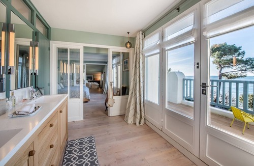Pyla-sur-Mer Villa | Unique. Elegant Villa with private access to the Bassin