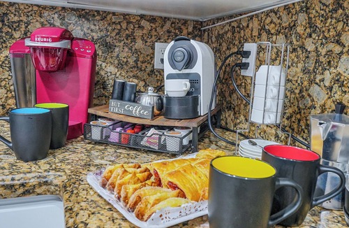 Coral Way House | Unique Escape GameRoom! Bar, BBQ, Spacious, and Near Beach