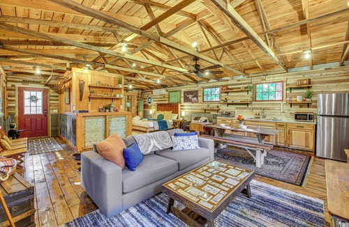 Eureka Springs Apartment | Unique Eureka Springs Cabin: Deck & Forest Views!