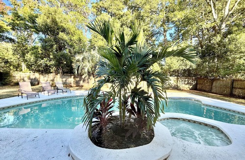 Lakeside House | Unique Gem 3-bedroom 85” TV living 75” master Pool