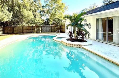 Lakeside House | Unique Gem 3-bedroom 85” TV living 75” master Pool