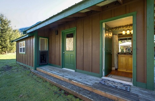 Maple Falls Cabin | Unique Glamping Experience, Pet Friendly, Sleeps 2