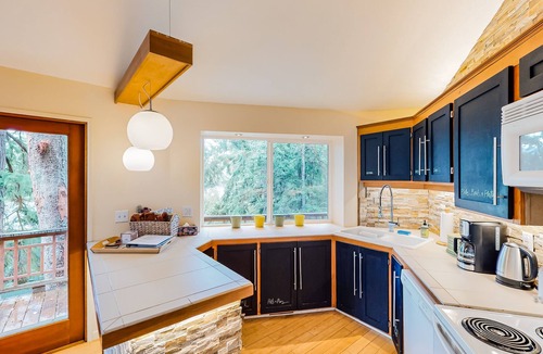 Rosario House | Unique home in the treetops with 360-degree deck & walkable location