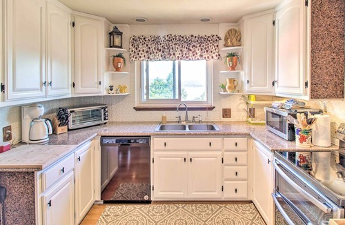 Kelseyville House | Unique Home w/ Deck, Grill, Lake & Mtn Views!