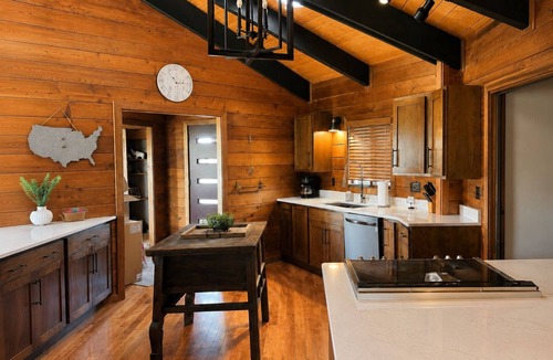 Buffalo Ridge House | Unique Home Where The Buffalo Roam! Perfect for Families, Reunions. Hunters.