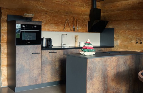 Den Oever Cottage | Unique log house for 6 pers. with terrace and unobstructed view near Wadden Sea