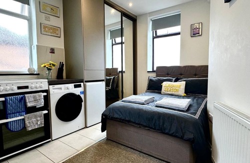 West Hendon Apartment | Unique Modern, Private Apartment,15 Mins To Central London