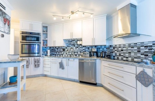Seven Mile Beach Condo | Unique Oceanfront Condo on 7-Mile-Beach with Patio. Cayman Reef Resort # 22