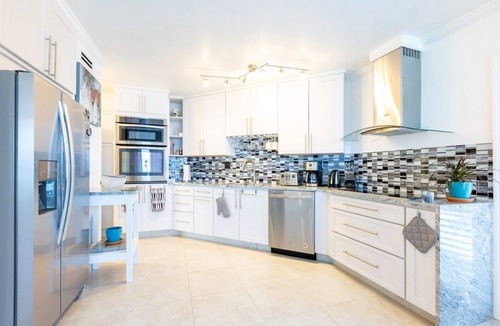 Seven Mile Beach Condo | Unique Oceanfront Condo on 7-Mile-Beach with Patio. Cayman Reef Resort # 22