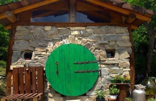 Villa Minozzo Cabin | Unique offgrid forest cabin, hand built using recycled materials.
