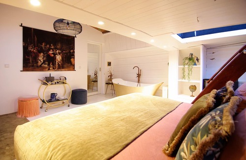Spaarndammer en Zeeheldenbuurt Bed & Breakfast | Unique Peaceful Houseboat next to the city center