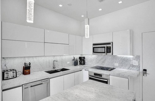 Hallandale Beach Condo | Unique Penthouse Condo With Private Terrace